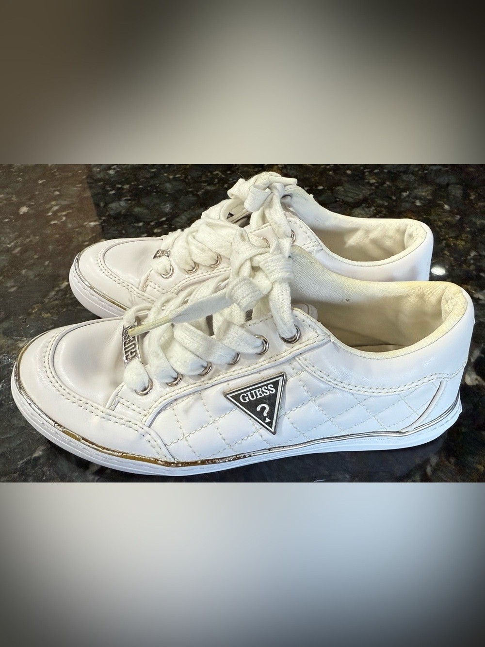 Guess Shoes Womens 5 Sneakers White Faux Leather Lace Up Low Top Round Toe
